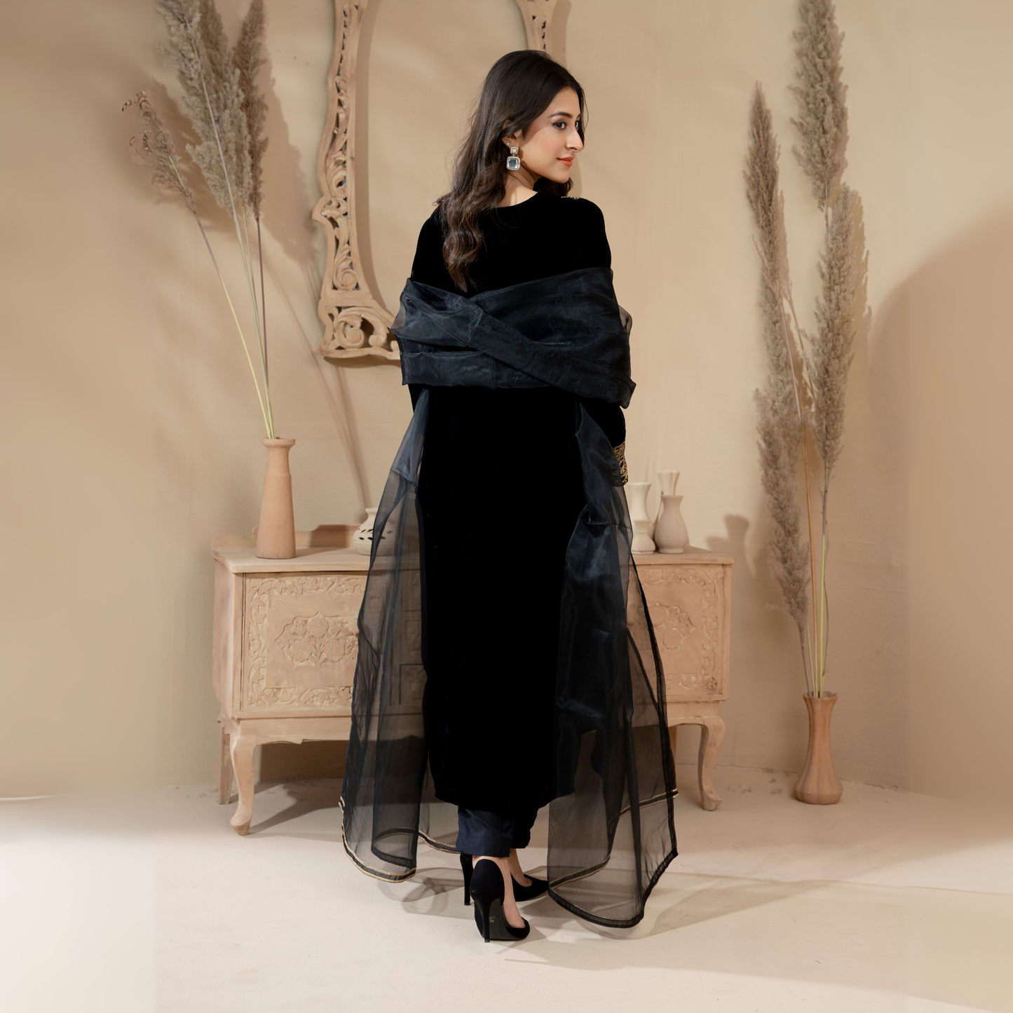 3 Pc Luxury velvet Dress | Winter Collection | Raniya.h | UMRAH01001