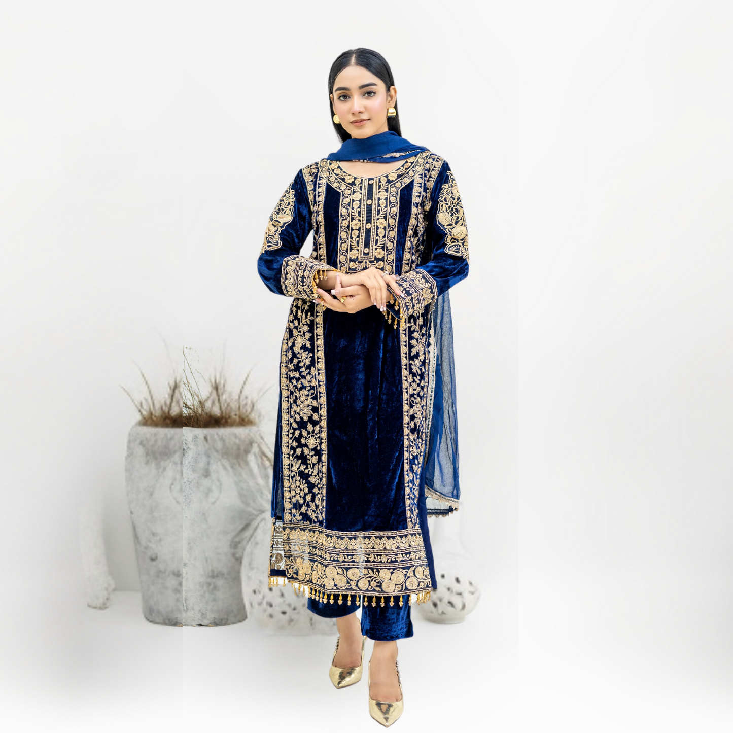 Luxury Embroidered Velvet Dress with Chiffon Dupatta 3 Pc | Winter Collection | Rangz | UMRGZ3900