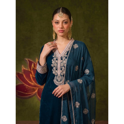 UA-322 Embroidered Luxury Velvet 3 Pc | Umnaa