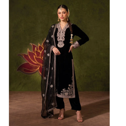 UA-322 Embroidered Luxury Velvet 3 Pc | Umnaa