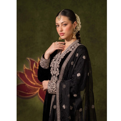 UA-322 Embroidered Luxury Velvet 3 Pc | Umnaa