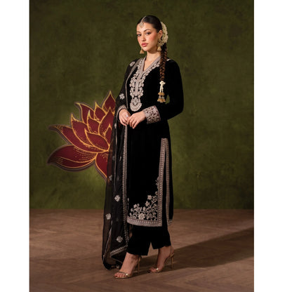 UA-322 Embroidered Luxury Velvet 3 Pc | Umnaa