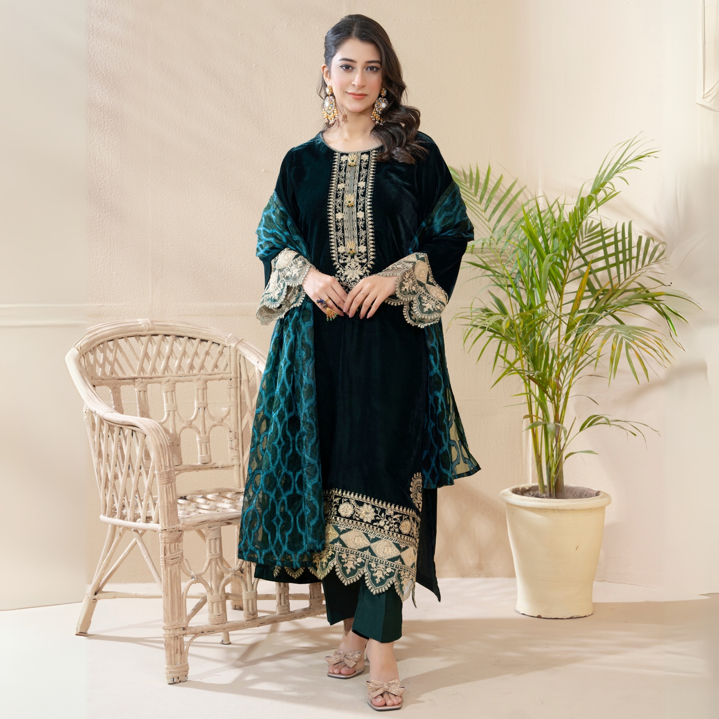 3 Pc Luxury velvet Dress | Winter Collection | Raniya.h | UMRAH01001