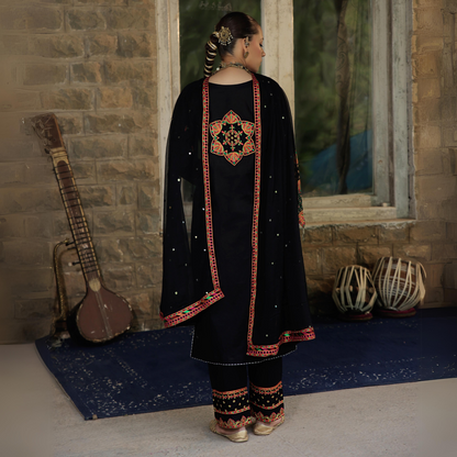 3 Pc Embroidered Linen Dress With Chiffon Dupatta | UMNAA