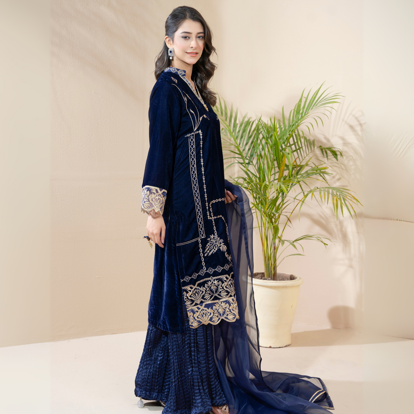 3 Pc Luxury velvet Dress | Winter Collection | Raniya.h | UMRAH01001