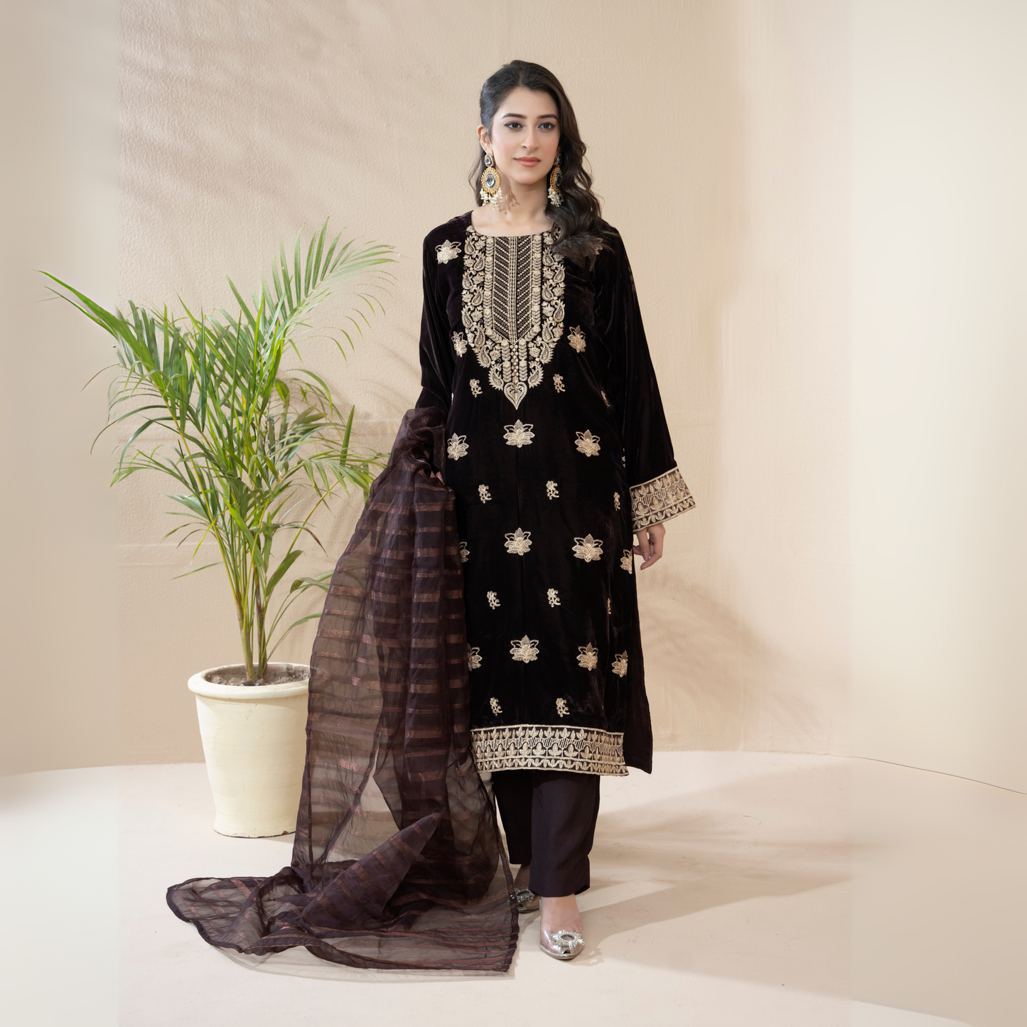 3 Pc Luxury velvet Dress | Winter Collection | Raniya.h | UMRAH01001