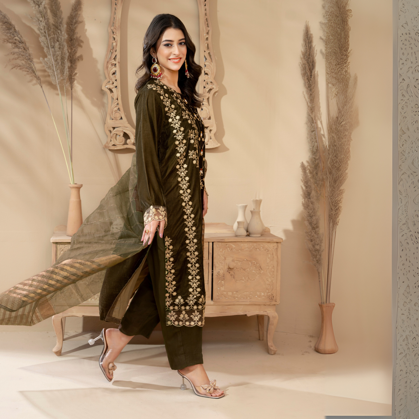 3 Pc Luxury velvet Dress | Winter Collection | Raniya.h | UMRAH01001
