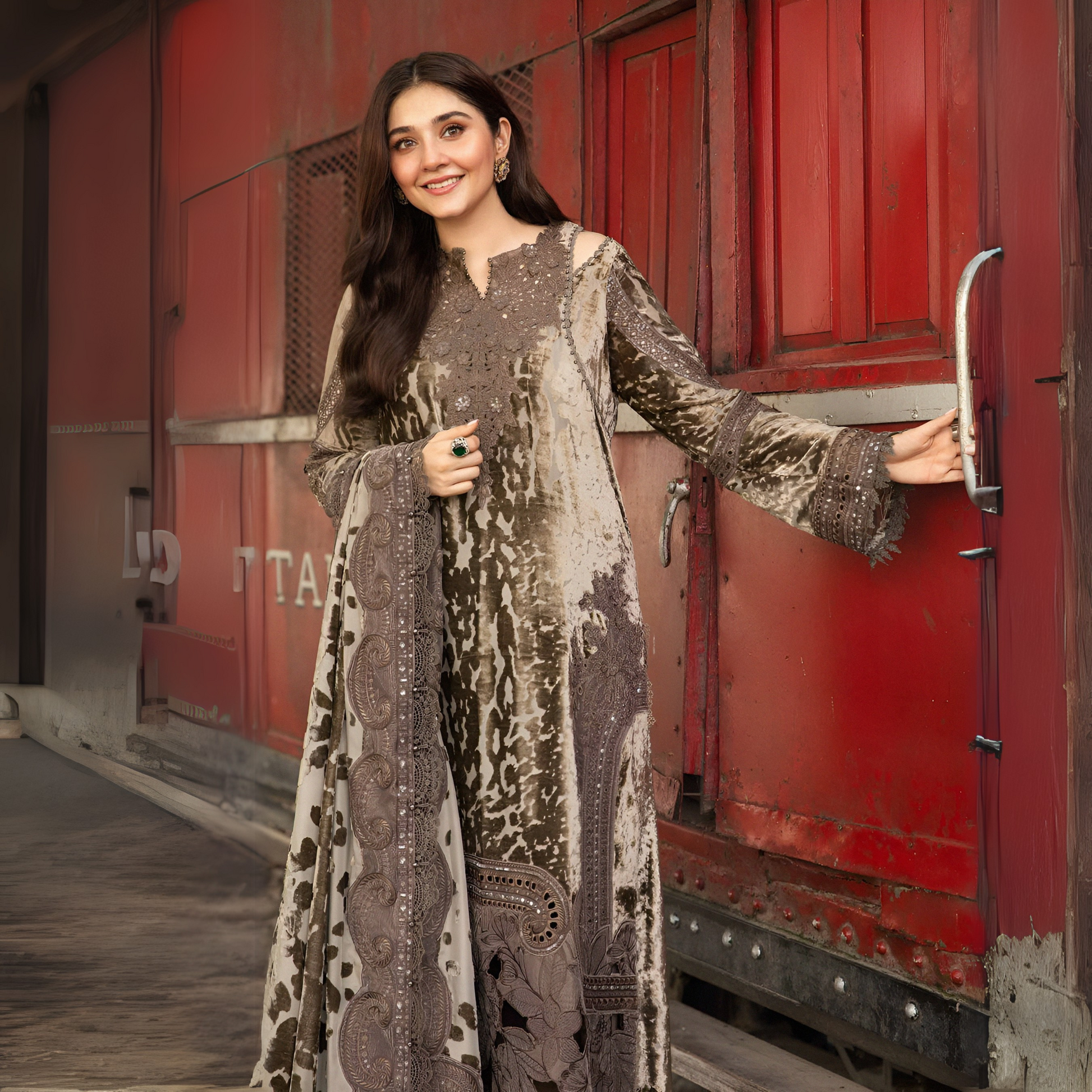 Dirty Grey) Embroidered Luxury Palachi Dress | 3 Pc | Winter Collecti Umnaa Dirty Grey) Embroidered Luxury Palachi Dress | 3 Pc | Winter Collecti Umnaa