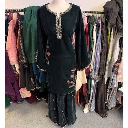 UA-307 Luxury Embroidered Velvet 2 Pc | UMNAA