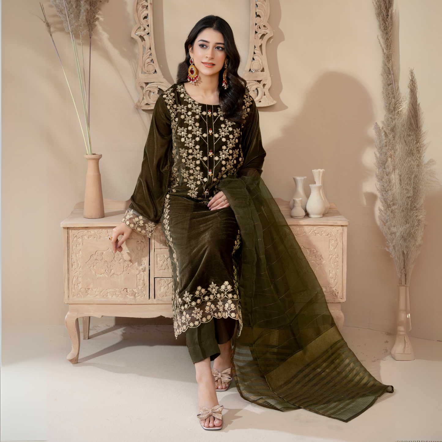 3 Pc Luxury velvet Dress | Winter Collection | Raniya.h | UMRAH01001