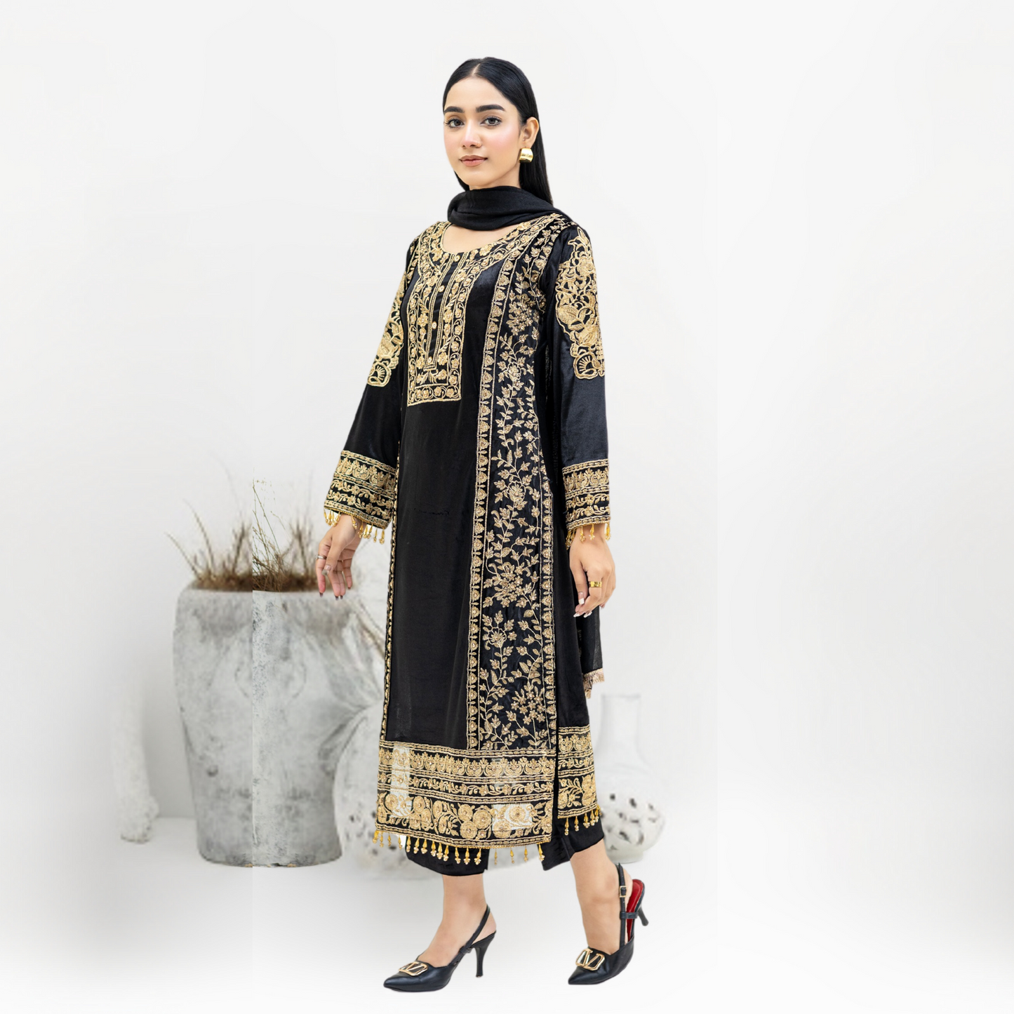 Luxury Embroidered Velvet Dress with Chiffon Dupatta 3 Pc | Winter Collection | Rangz | UMRGZ3900
