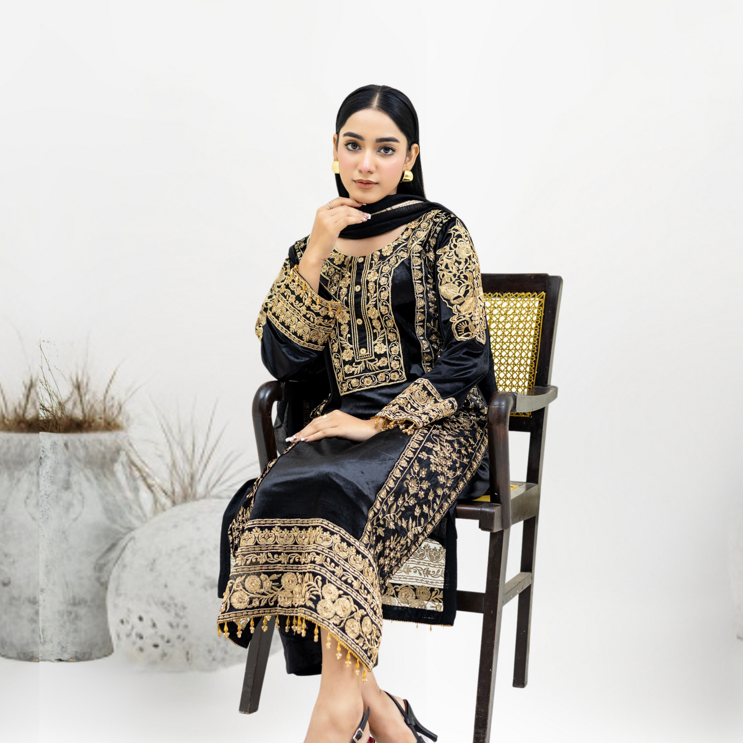 Luxury Embroidered Velvet Dress with Chiffon Dupatta 3 Pc | Winter Collection | Rangz | UMRGZ3900