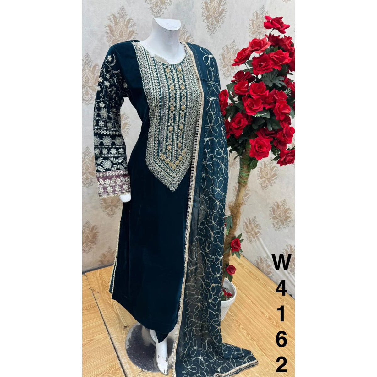 UA-324 Embroidered Velvet Kaftan 3 Pc | Umnaa
