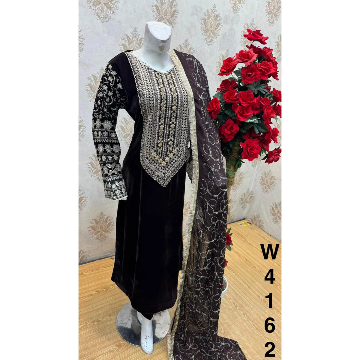 UA-324 Embroidered Velvet Kaftan 3 Pc | Umnaa