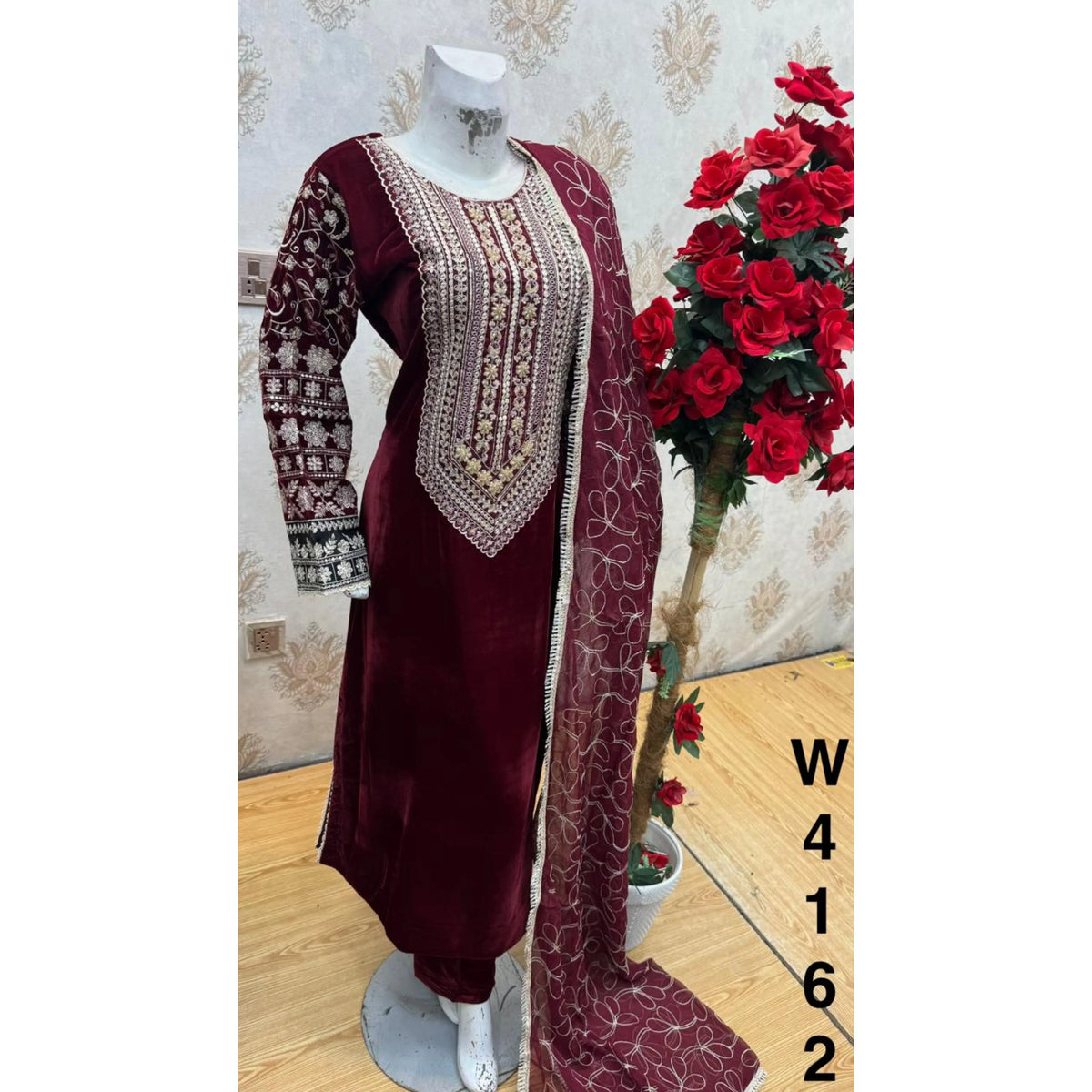 UA-324 Embroidered Velvet Kaftan 3 Pc | Umnaa